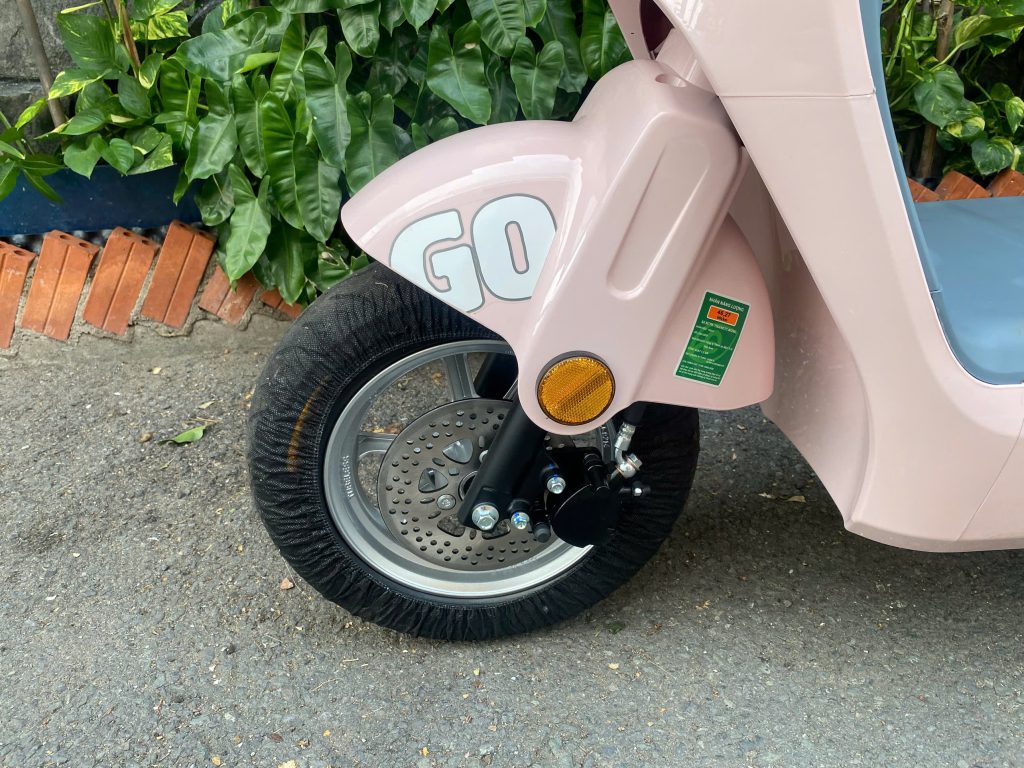 Thời gian sạc trung bình khoảng 5–6 giờ